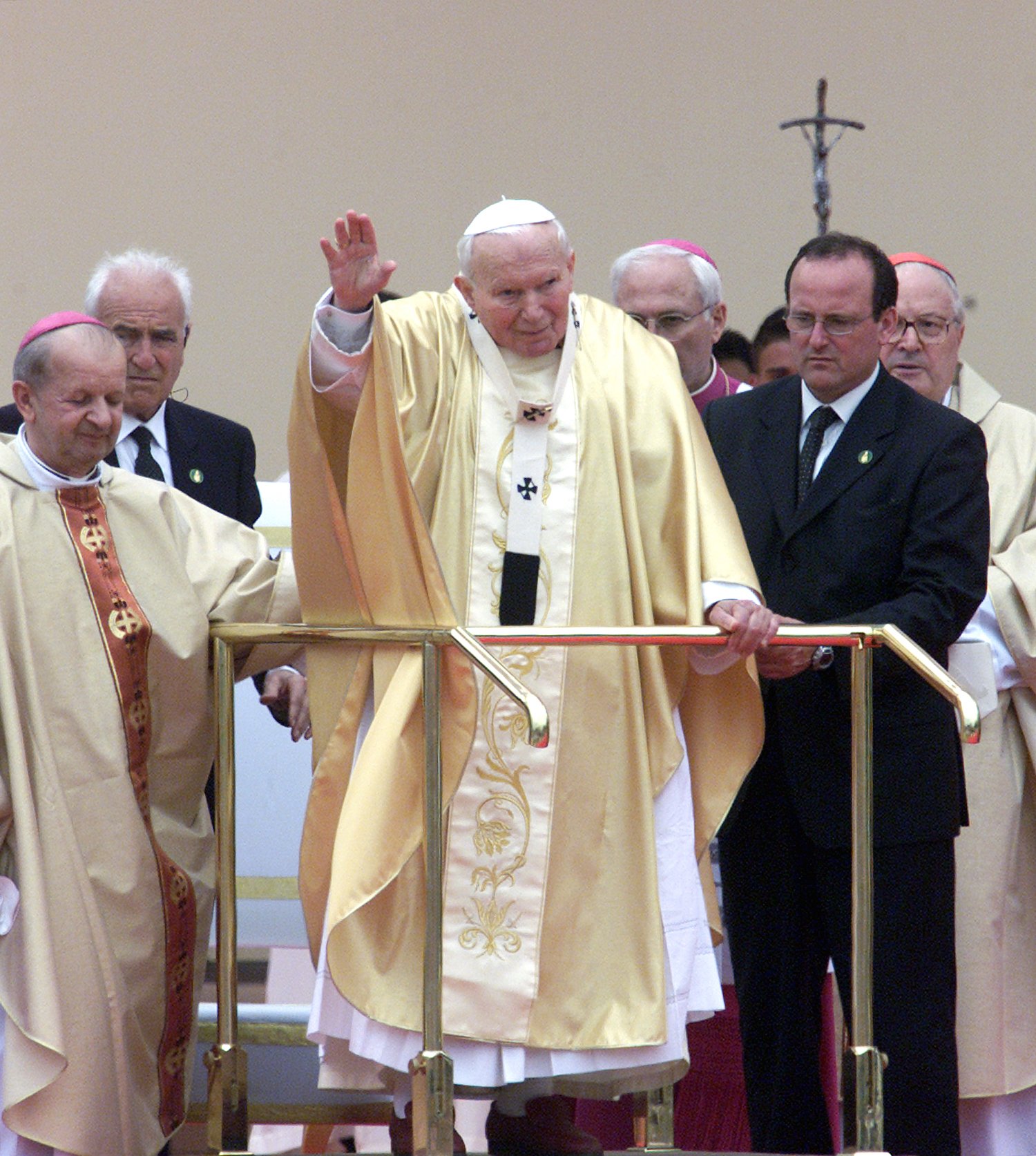 Пловдив (26 май 2002) Папа Йоан Павел Втори отслужи тържествена меса пред хиляди богомолци на площада в Пловдив