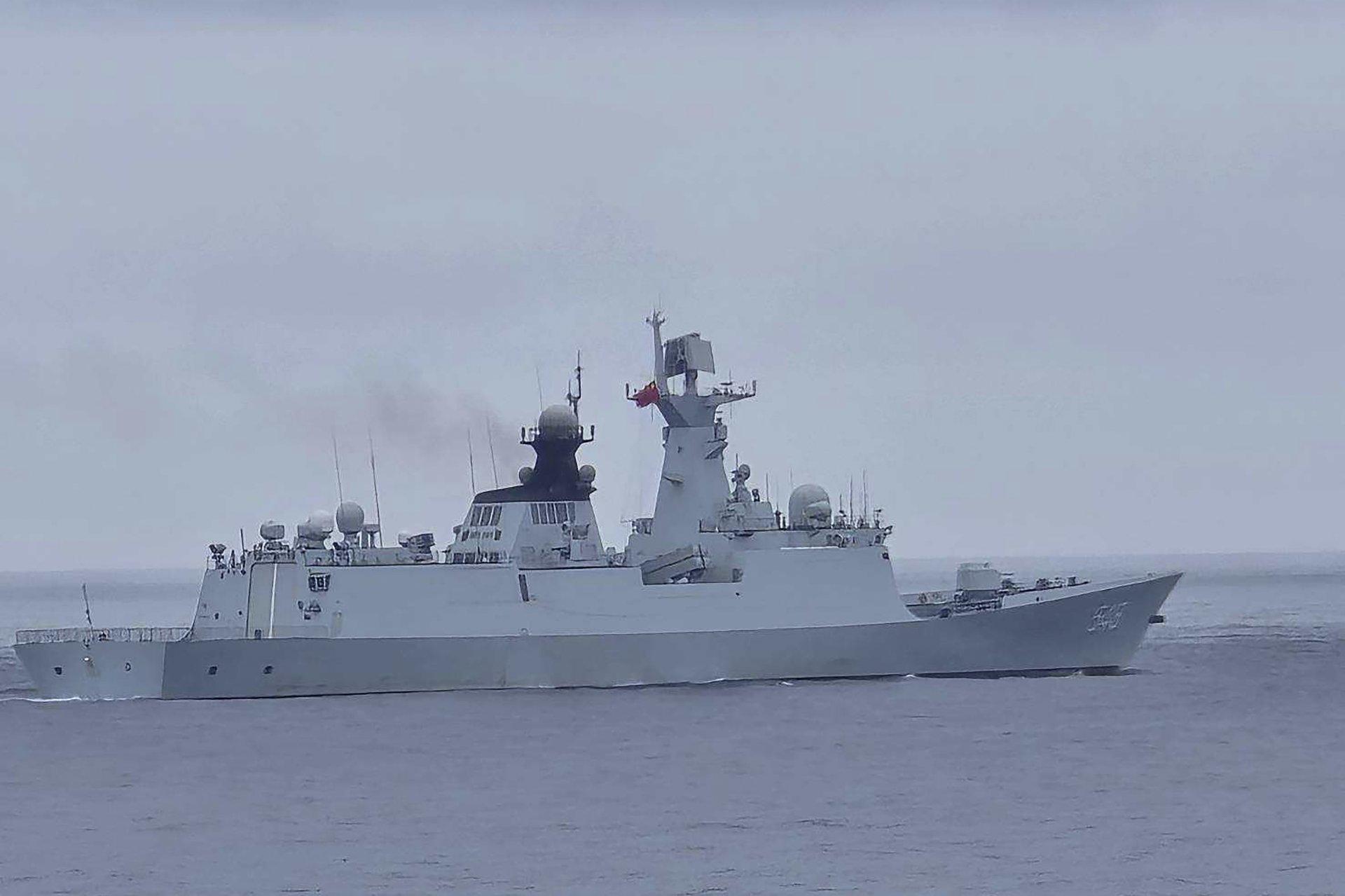 На снимка, разпространена от тайванската брегова охрана, се вижда китайска фрегата с ракети на борда да се приближава откъм северната част на Тайван на 23 май 2024 г. 