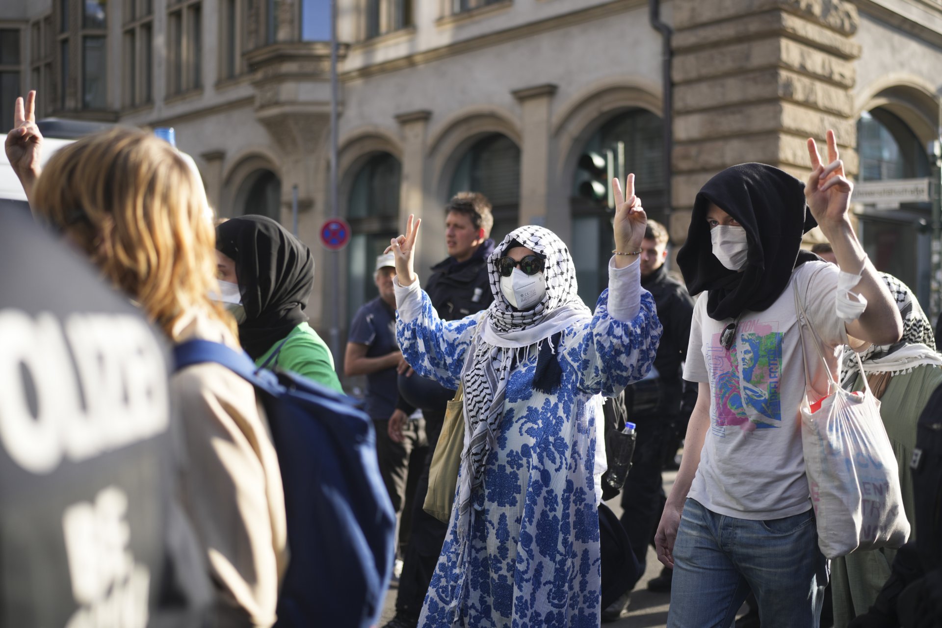 Пропалестински демонстранти са ескортирани от полицаи докато напускат сграда на Хумболтовия университет в Берлин, 23 май 2024 г. 