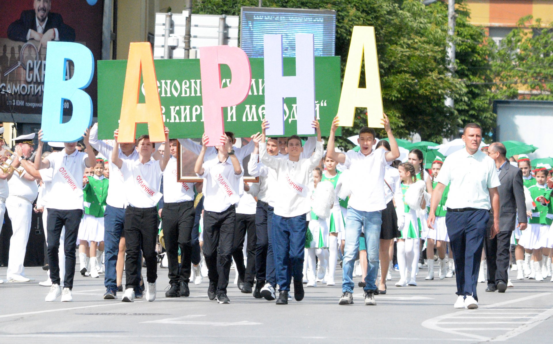 В Националната библиотека „Св. Св. Кирил и Методий“ президентът Румен Радев и кметът Васил Терзиев разгледаха документалната изложба „Непознатият „Рибен буквар“, посветена на 200-годишнината от издаването на първия български светски буквар на д-р Петър Берон