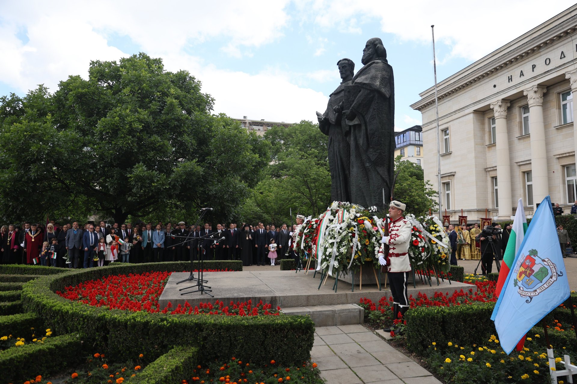  Пред паметника на Св. св. Кирил и Методий се поднасят венци и цветя