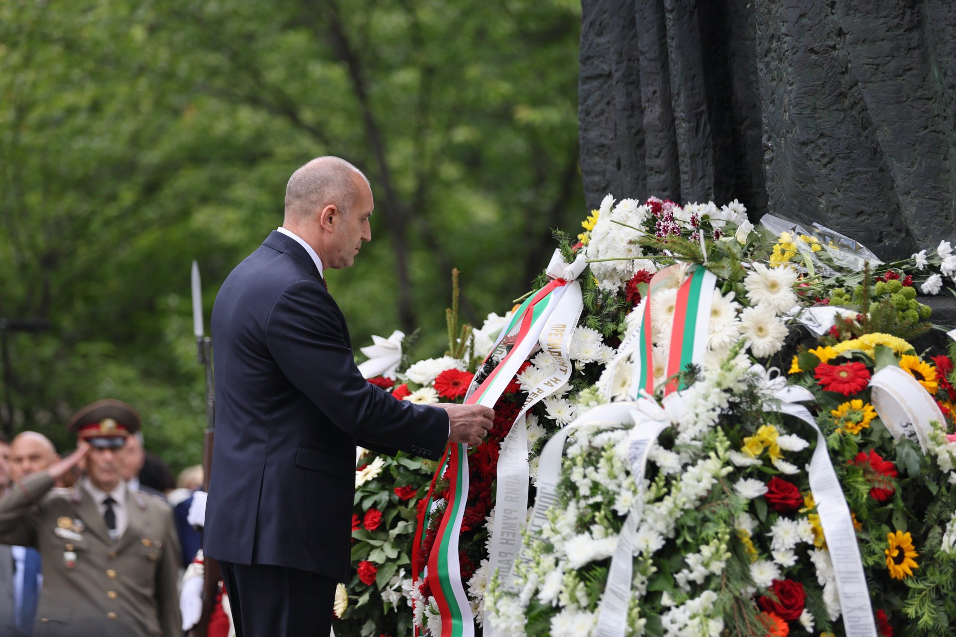 Президентът Румен Радев поднася венец пред паметника на Св. св. Кирил и Методий
