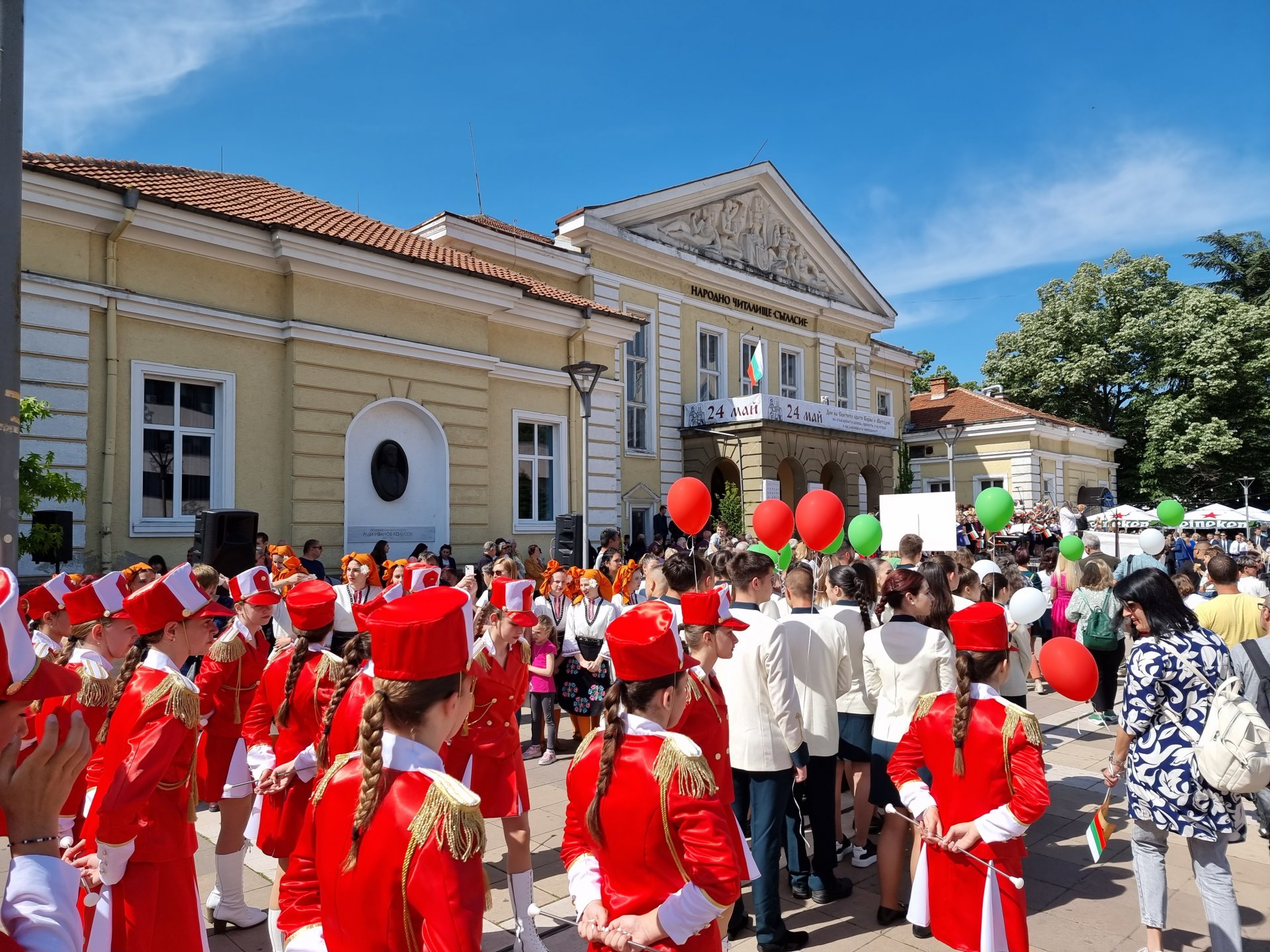 Хиляди ученици, учители и граждани шестваха празнично в Пловдив по случай 24 май