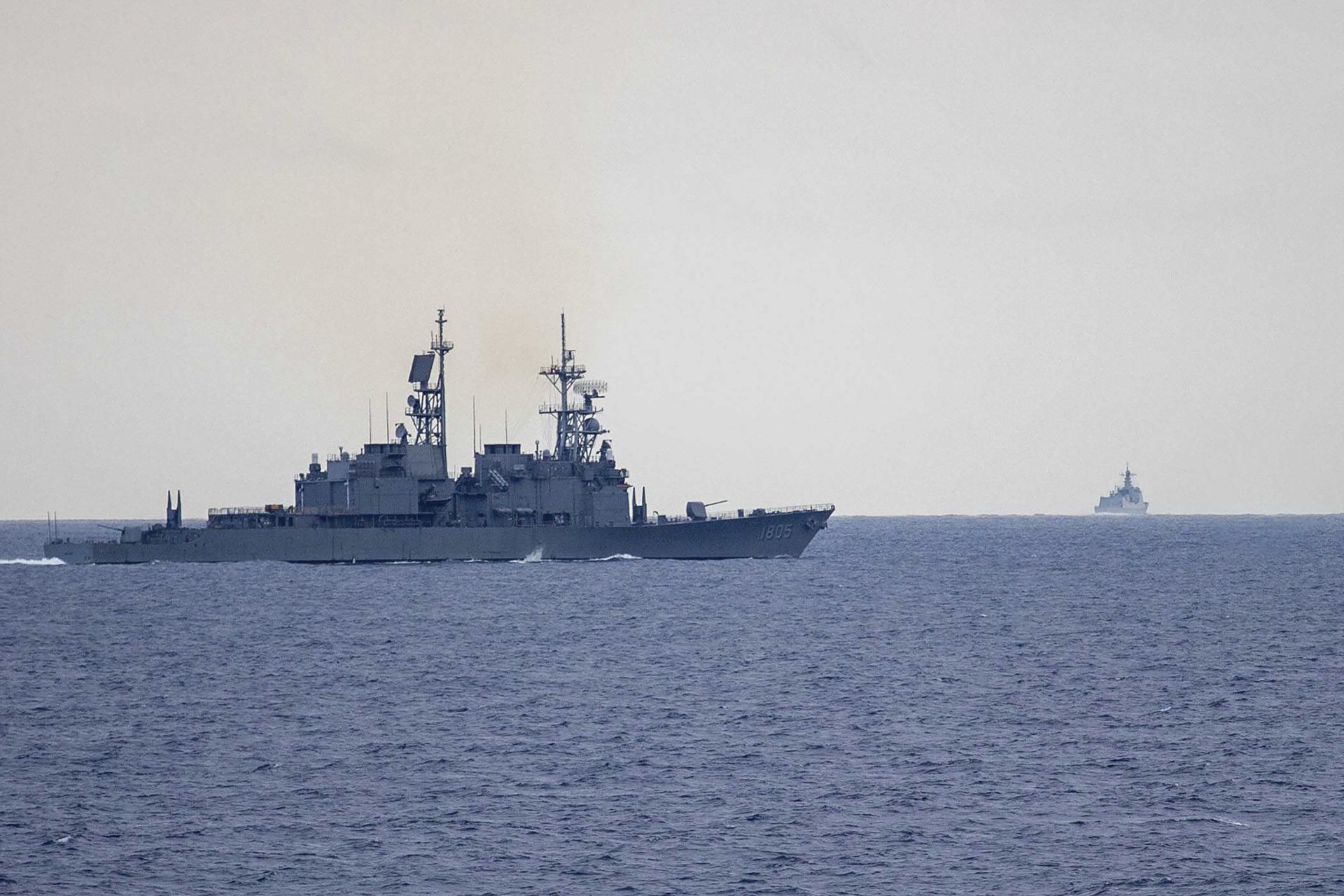Военен кораб на Тайван (Тайпе) следи китайски военен кораб в близост до острова, 23 март 2024 г.