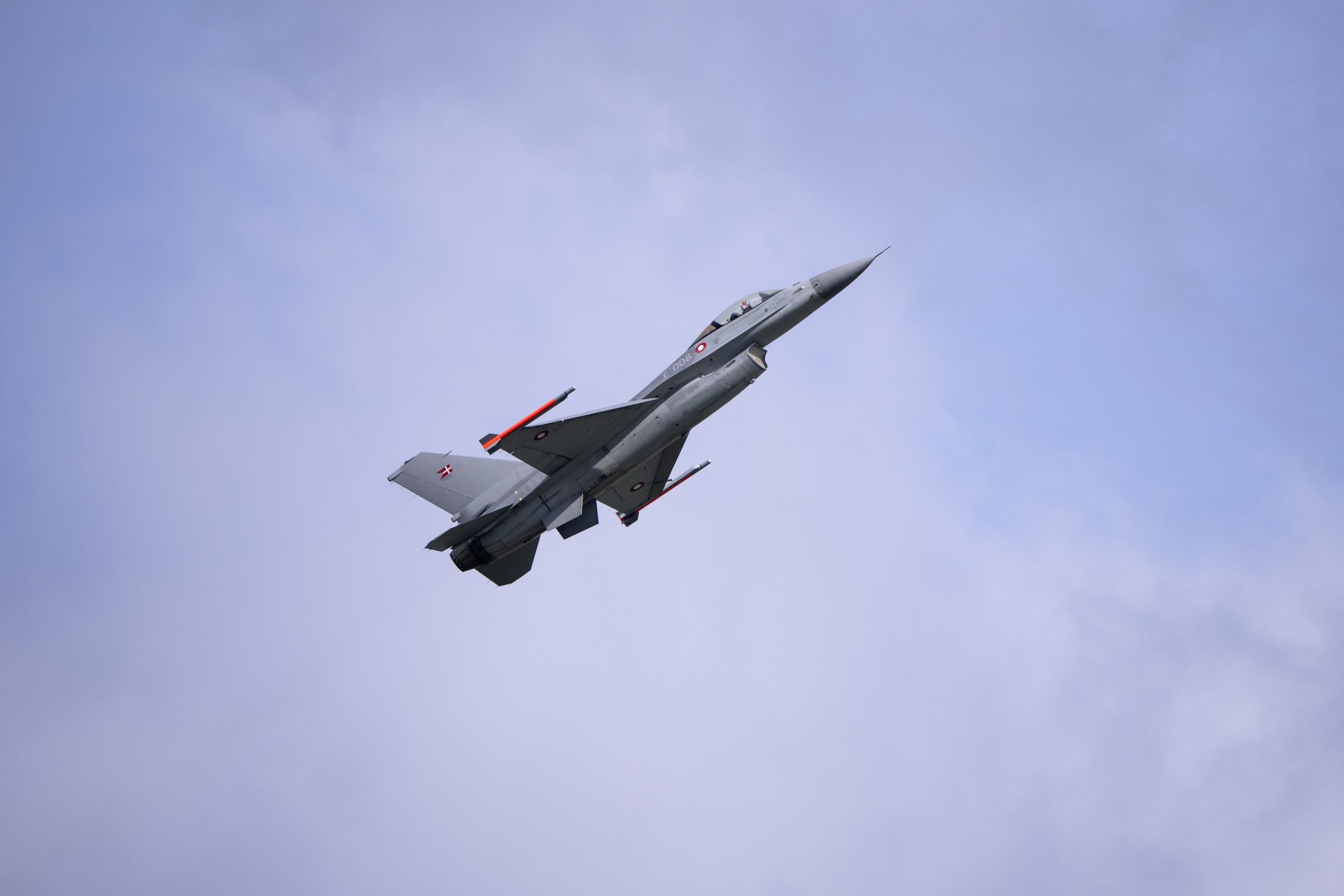 Датски изтребител F-16 демонстрира способностите си на събитие за медиите във военновъздушната база Скридструп, 16 април 2024 г. по повод церемония по подписване на договор за продажбата на 25 датски F-16 на Аржентина