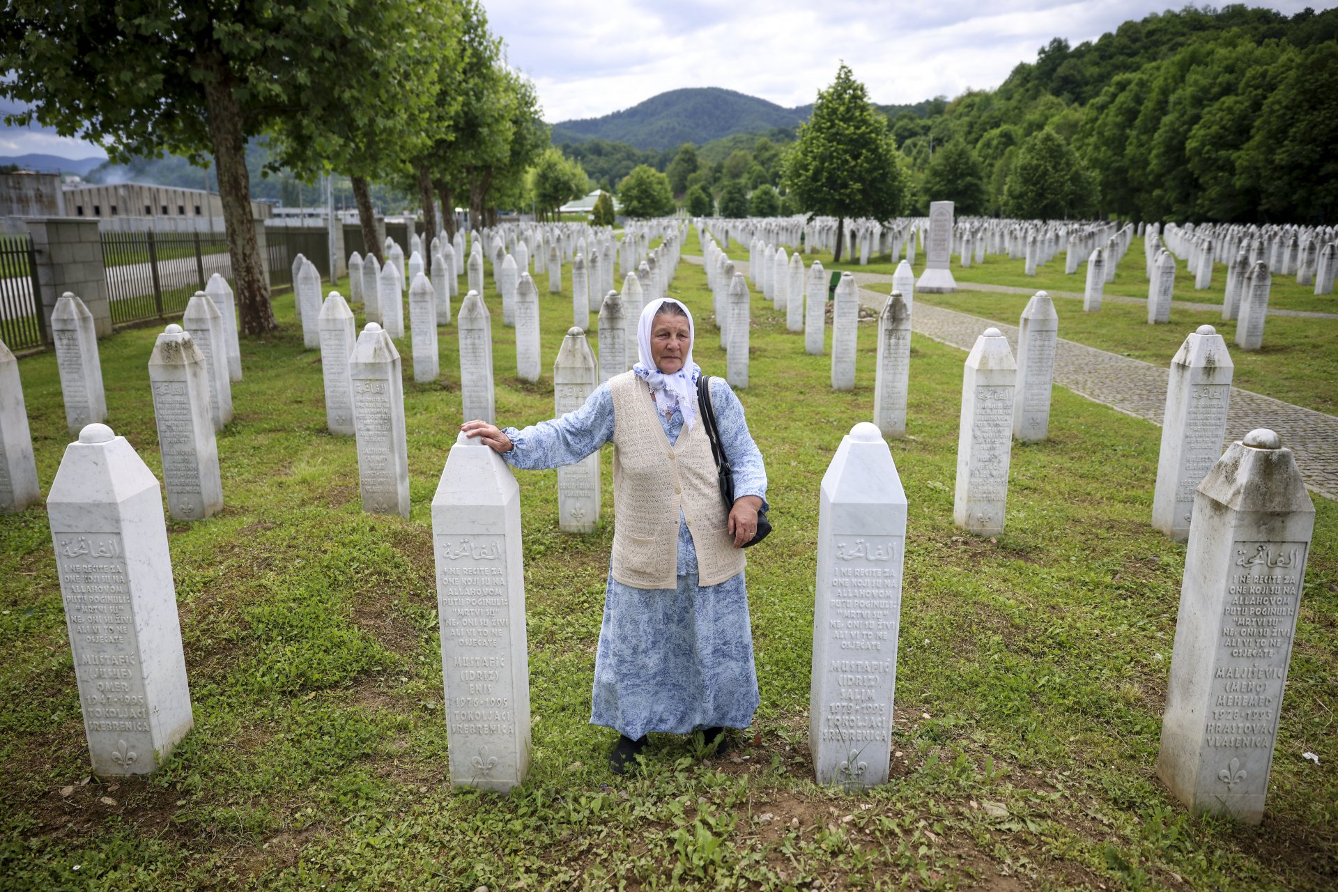 22 май 2024 г. Сефика Мустафич е застанала пред гробовете на двамата си сина, загинали при клането в Сребреница