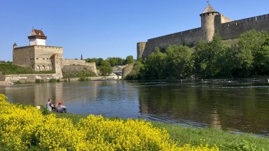 Около 24 от общо 50 шамандури поставени наскоро в река