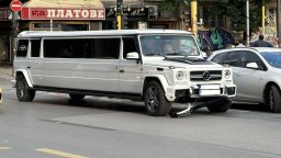 Лимузина с абитуриенти се удари в центъра на София, зрелищен скандал заради паркинг 