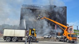 Пламнаха складове на строителен хипермаркет във Варна, четирима са в болница (снимки)