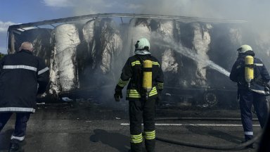 Камион се обърна и запали на Околовръстния път в София