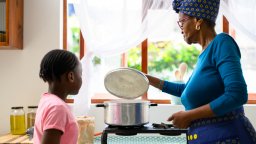 Африка намалява въглеродния си отпечатък, като подменя готварски печки