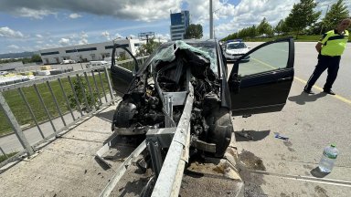 Шофьор оцеля по чудо, след като наниза колата си на мантинела на столичен булевард (снимки)