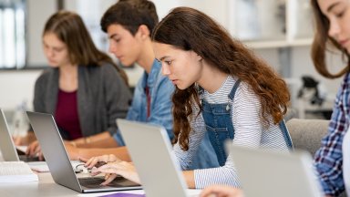 Обсъждаме матурите да започнат постепенно да се прилагат на електронни