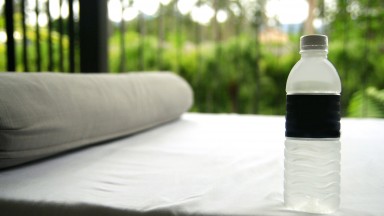 Защо трябва да хвърляте бутилка вода под леглото в хотелската си стая