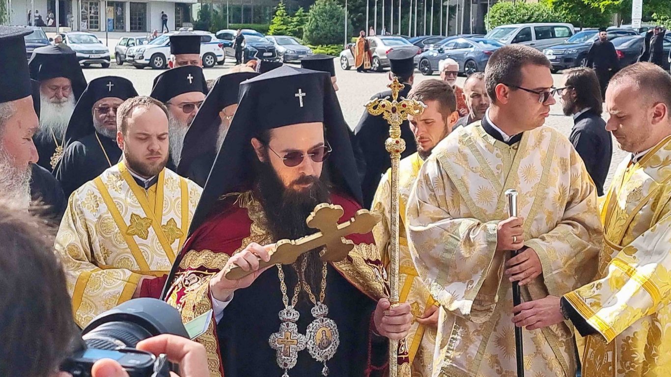 Новият Сливенски митрополит Арсений: Времето за хвърляне на камъни изтече (снимки)