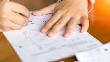 Учениците решаваха тест от 25 задачи от които 18 бяха