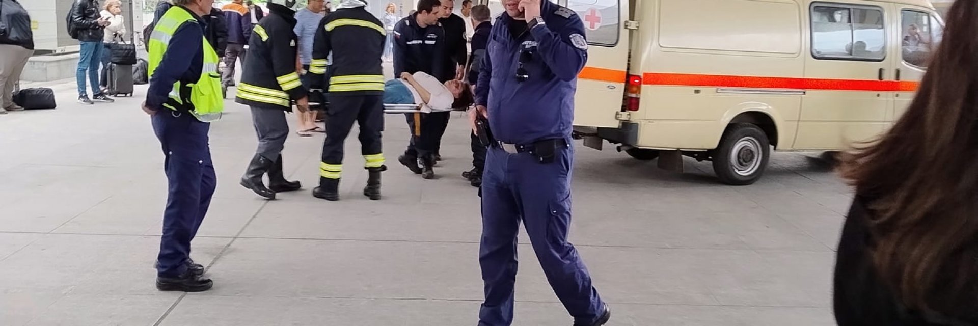 Маневрен локомотив удари пътнически влак на Централна гара в София, 4-ма са в болница (снимки)