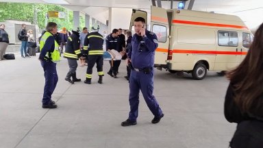 Маневрен локомотив удари пътнически влак на Централна гара в София, 4-ма са в болница (снимки)