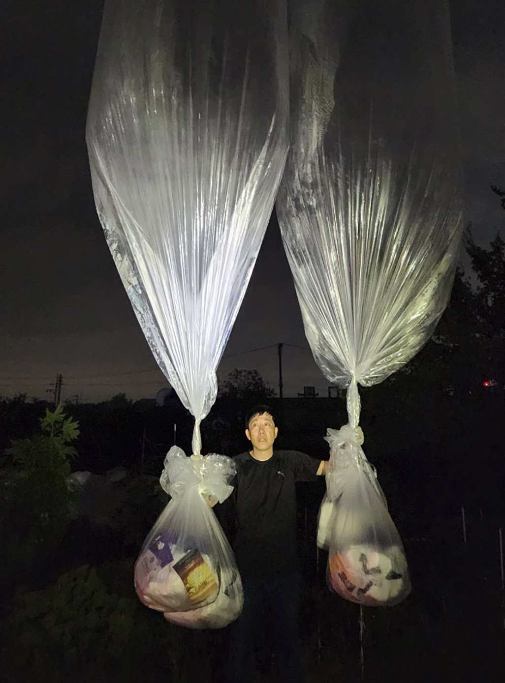  Избягалият от Северна Корея Пак Санг-хак се готви да пусне от Южна Корея балони, носещи листовки и средства за защита срещу коронавируса