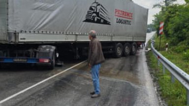 Четири камиона се нанизаха верижно и блокираха пътя Велико Търново - Русе (снимки)