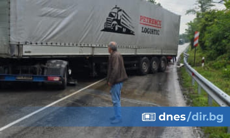 Пътният участък е временно блокиран. Няма пострадали хора при верижния