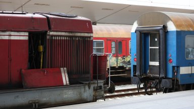 Поради ненавременни действия на локомотивния машинист последва удар в последния