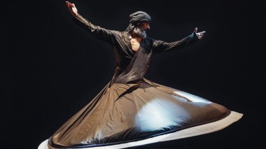 Дервишът Зия Азази: Танцът като пътеводител в хаоса на съвременния свят