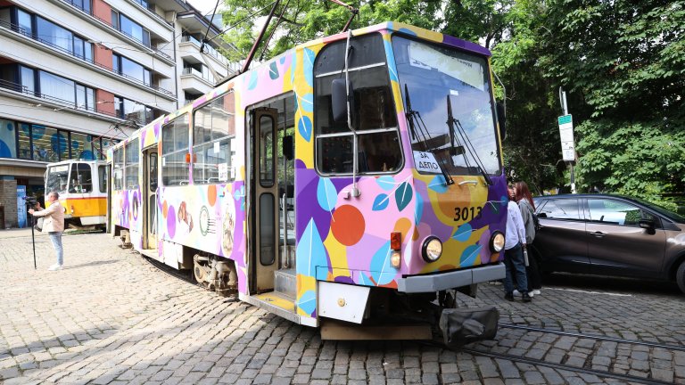Приказен трамвай тръгва по линия номер 10 в София (снимки)