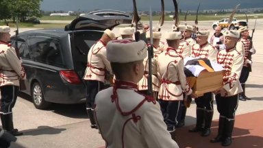 На живо в Dir.bg: Тленните останки на цар Фердинанд кацнаха на българска земя