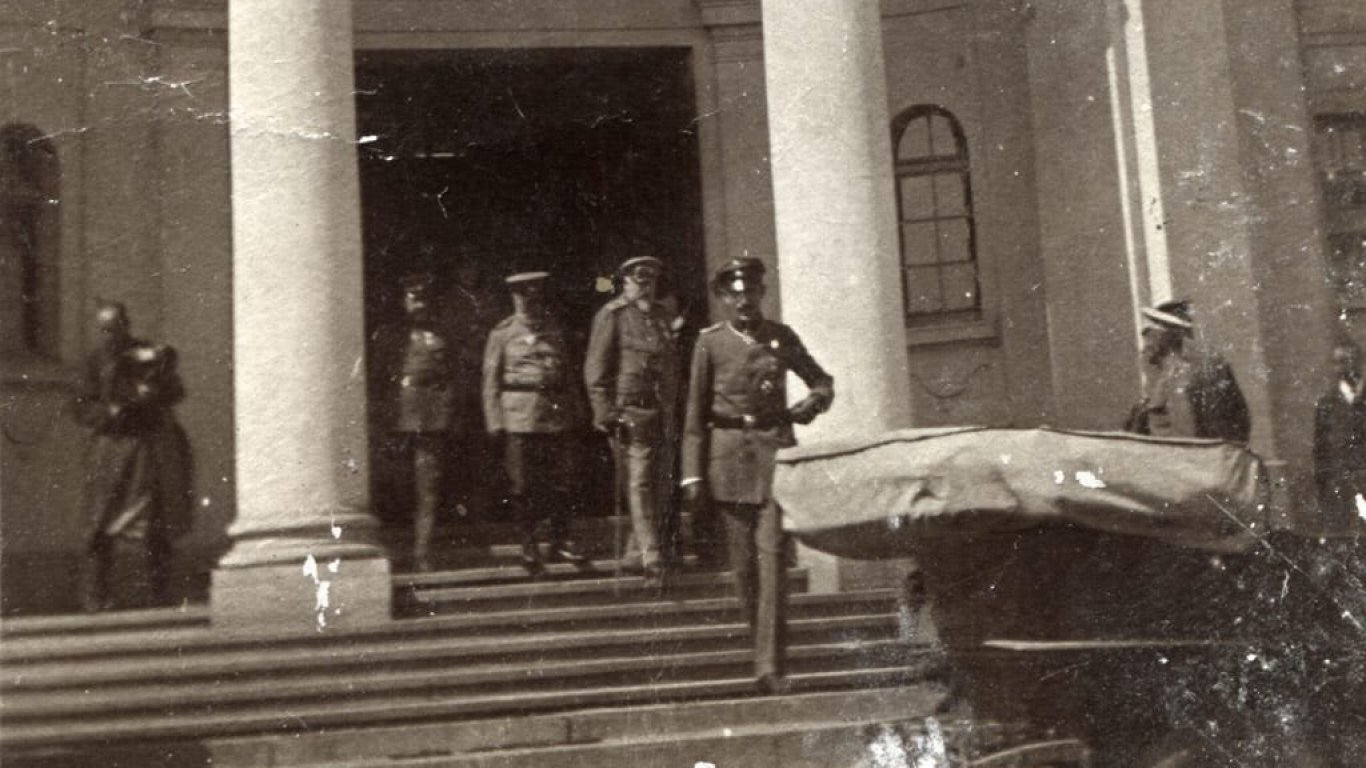 Цар Фердинанд и Княз Борис на излизане от банята в Банки, вероятно 1917-18 г.