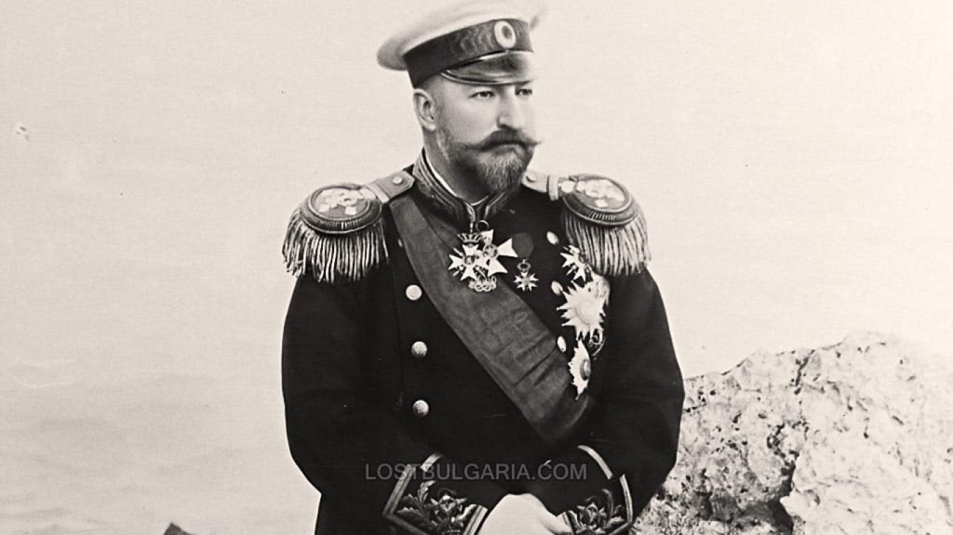 Портрет на Княз Фердинанд в униформа на капитан I-ви ранг, заснет на скалите при Евксиноград, вероятно около 1906-7 г.
