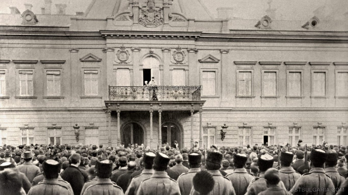 Княз Фердинанд приема поздрави от балкона на Двореца в София по повод раждането на сина си - престолонаследника Княз Борис Търновски, 18 януари (стар стил) 1894 г.