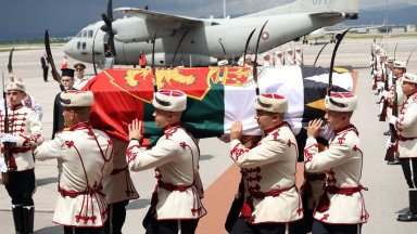 Снимки от церемонията Ковчегът който беше свален тържествено и положен