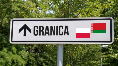 Туск посети военна база край границата заедно с министрите на