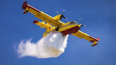 Противопожарен самолет погрешка заля туристи с вода по време на учение в Гърция (видео)