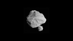 Астероидът Динкинеш има изненадващо динамично развитие