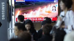 Под ръководството на Ким Чен-ун Северна Корея е извършила учение с ракетни установки за залпов огън