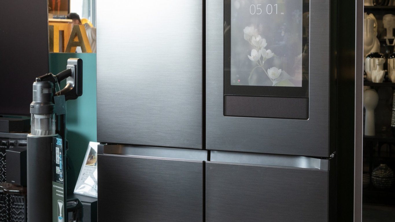 Samsung добавя гласово управление за отваряне и затваряне на хладилници 