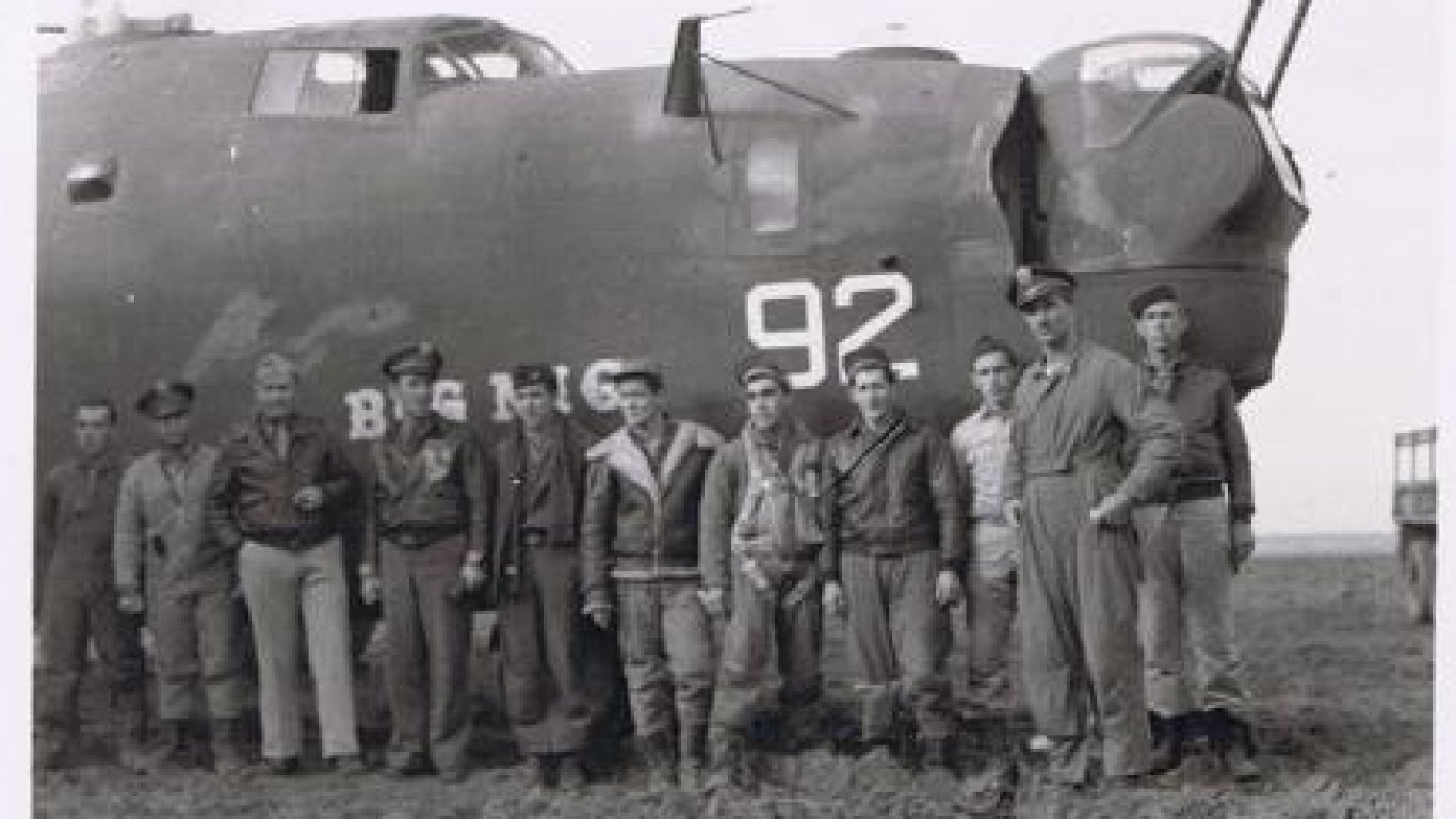 Екипажът на таранирания Б-24 „Биг Ниг“ дни преди последния му полет
