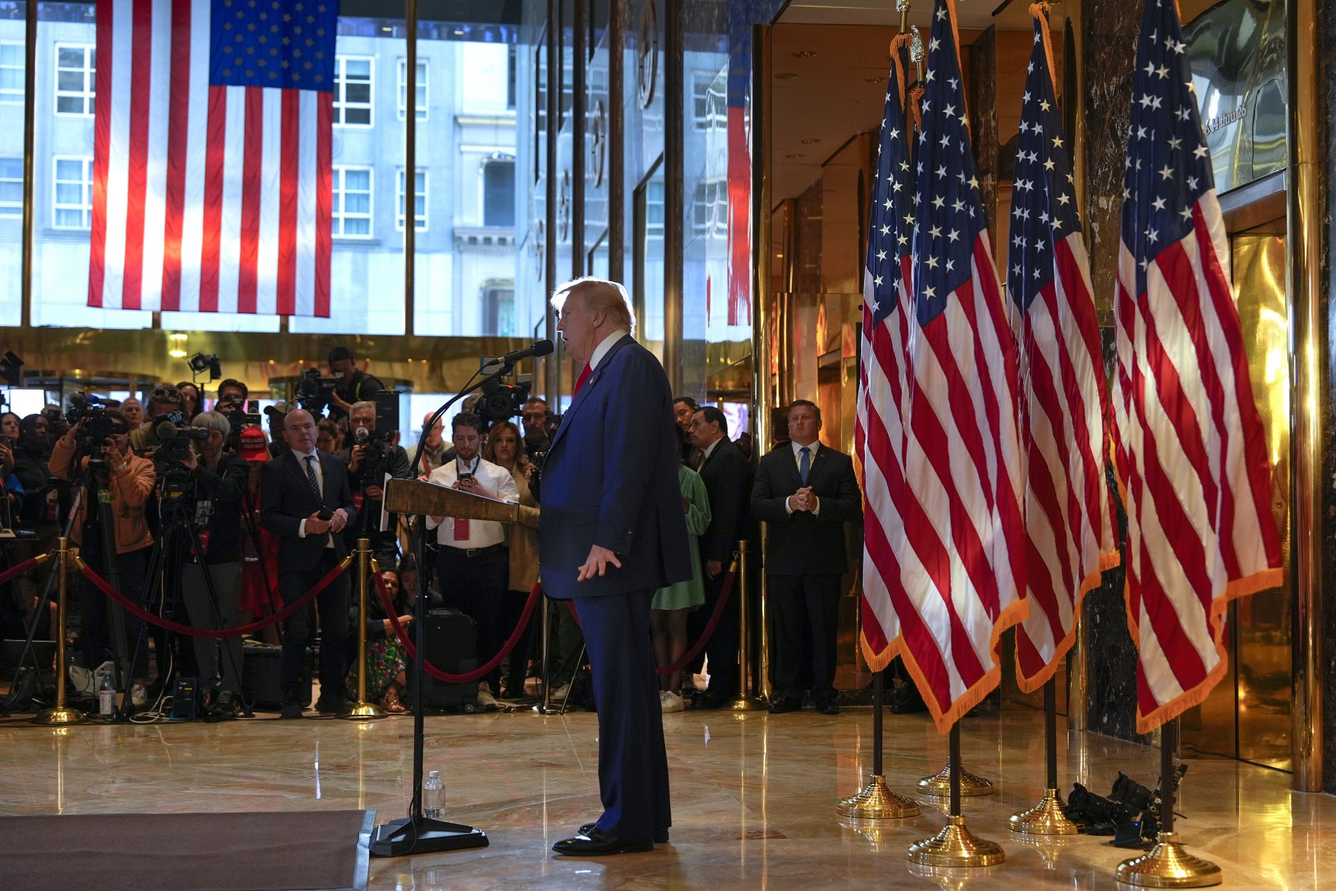 Тръмп говори от фоайето на притежавания от него небостъргач "Тръмп Тауър" в Манхатън, където през 2015 г. обяви кандидатурата си за президент