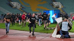 Грозни сцени: Бесни фенове на ЦСКА прекъснаха баража за Европа (Видео)