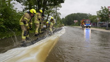 Проливни дъждове и наводнения в Германия, влак със 185 пътници дерайлира заради свлачище