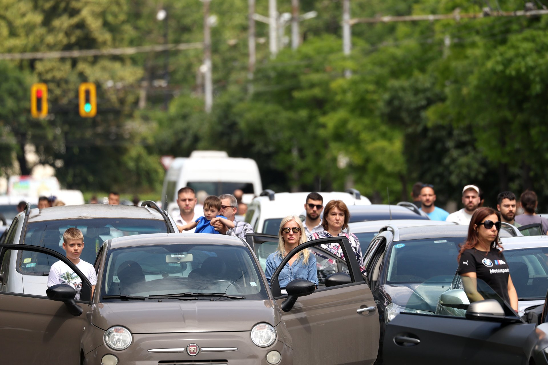 В 12 часа сиренната система в страната бе задействана в продължение на 2 минути, а пешеходци и пътни превозни средства в цялата страна спряха останаха на място