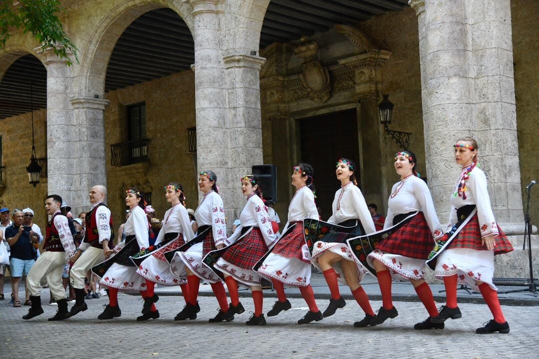 Само преди няколко седмици български ансамбъл танцува в сърцето на Хавана 