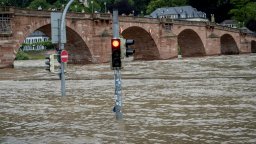 Пожарникар загина, докато спасява хора след наводненията в Южна Германия