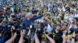 30 000 на стадиона без мач: Истанбул посрещна Жозе като император (Снимки и видео)