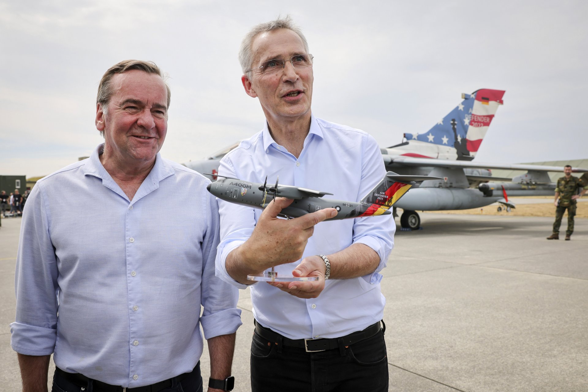 Германският министър на отбраната Борис Писториус (вляво) и генералният секретар на НАТО Йенс Столтенберг на международните военновъздушни учения "Еър дифендър 2023" (Air Defender 2023) във военновъздушната база в Ягел, Германия, на 20 юни миналата година
