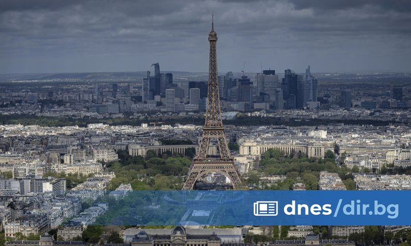 Photo: dnes.dir.bg Eiffel Tower Closed as Staff Strike Over Removal of Female Employees for Hindu Delegation