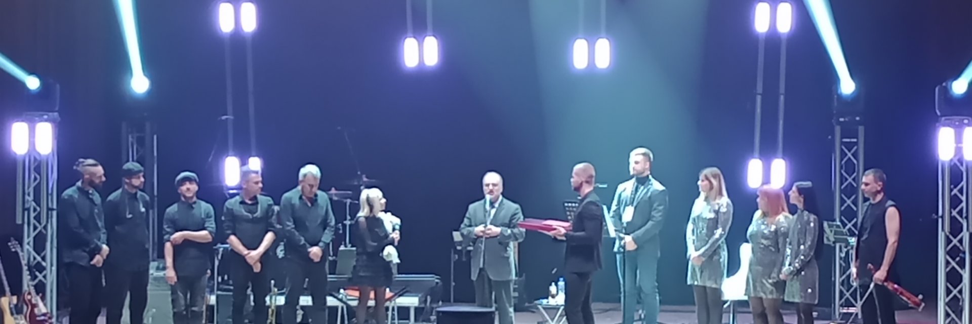 Лили Иванова получи огърлие "Златен век" на концерта си във Велико Търново