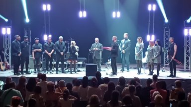 Лили Иванова получи огърлие "Златен век" на концерта си във Велико Търново